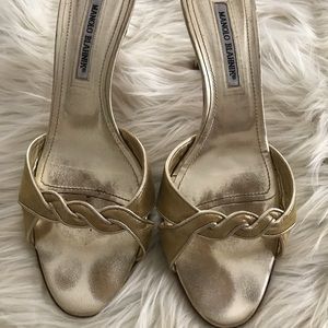 Manolo Blahnik Gold kitten heel sandal 40